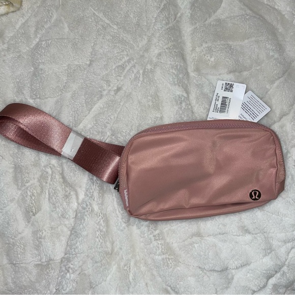 Lululemon Everywhere 1L Belt Bag in Pink Pastel - Picture 6 of 11